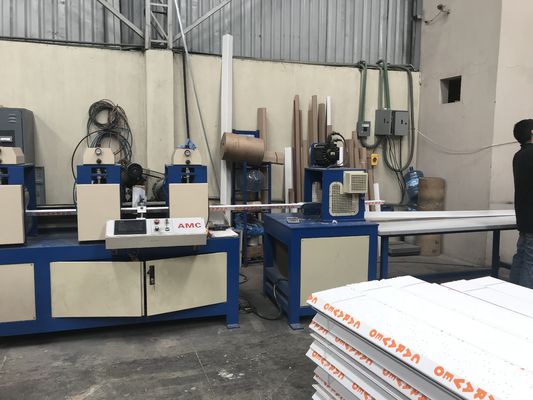 Máquina automática para la fabricación de protectores de bordes de papel